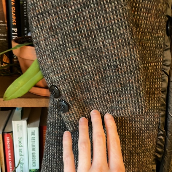 VINTAGE. Ashley Scott 100% wool coat w/removable VINTAGE amber (plastic) brooch. - Picture 6 of 9